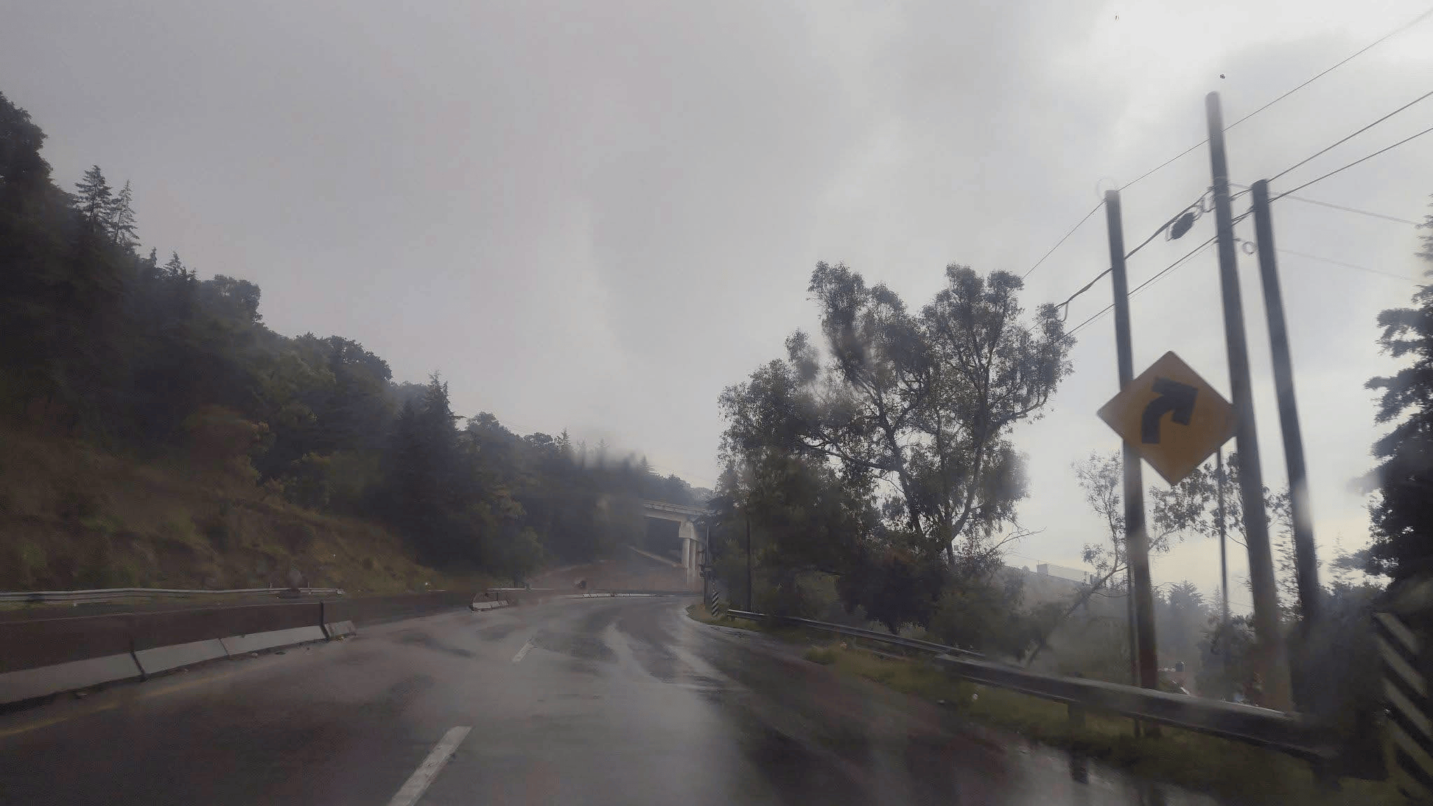 Nubes de tormenta sobre una carretera del norte del Estado de México durante la temporada de lluvias.