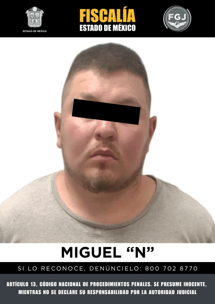 Elementos de la Fiscalía del Estado de México durante el cumplimiento de una orden de aprehensión por un homicidio ocurrido en Acambay.