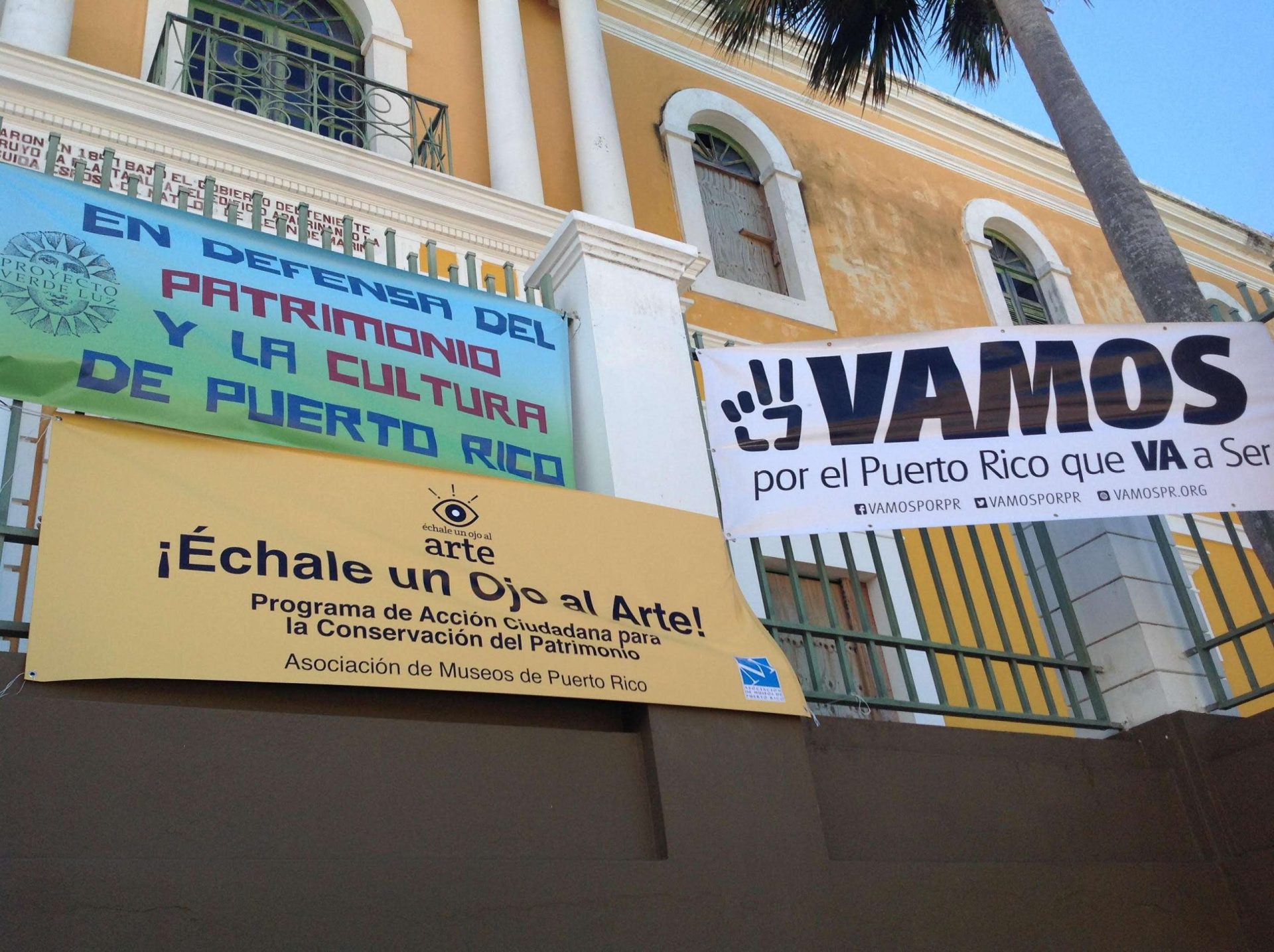 País