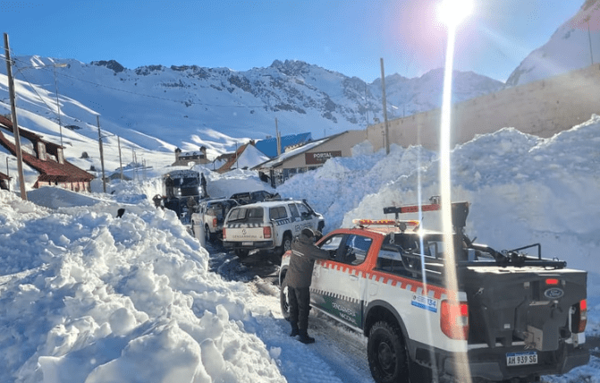 Temporal extremo en Mendoza: evacuaron a más de 200 turistas por viento blanco en Puente del Inca