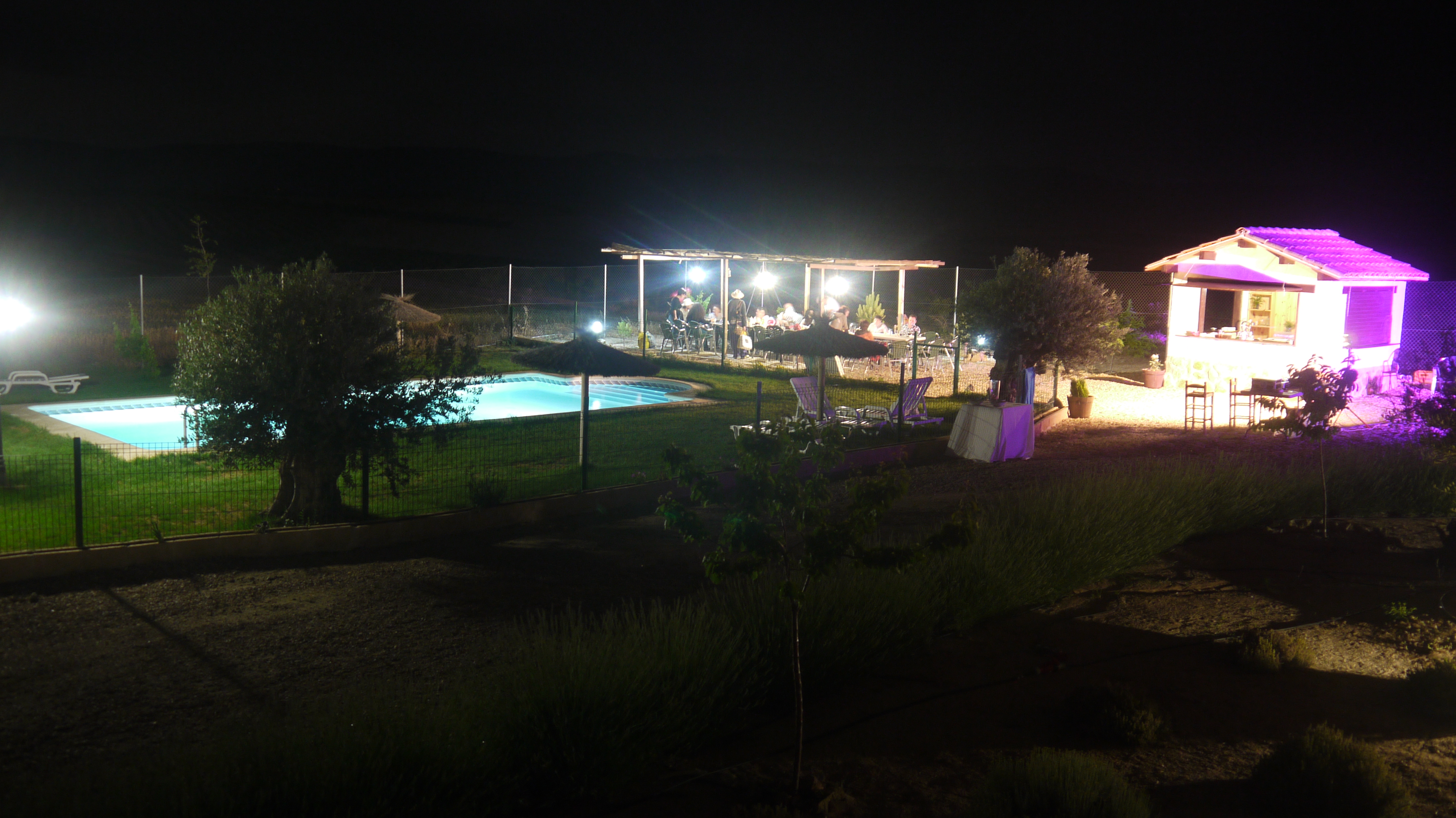 piscina por la noche de la casa rural de toledo el atochal