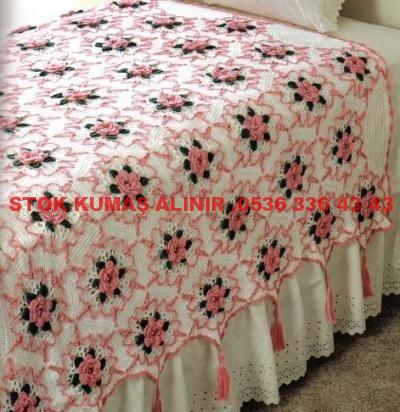 Kalin Ve Ince Cizgili Pembe Bordo Beyaz Renkli Tac Yatak Ortusu Modeli Yeni Moda Yeni Modelleri