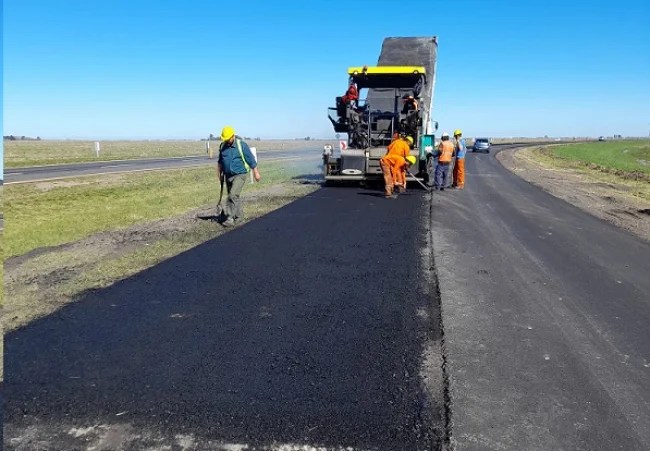 noticiaspuertosantacruz.com.ar - Imagen extraida de: https://elconstructor.com/avanzan-los-trabajos-finales-de-repavimentacion-de-la-ruta-63/