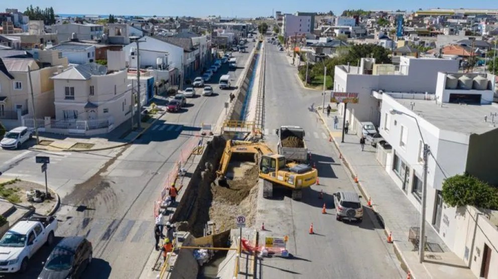 noticiaspuertosantacruz.com.ar - Imagen extraida de: https://elconstructor.com/comodoro-rivadavia-licitacion-publica-para-la-obra-del-conducto-pluvial-de-descarga-al-mar/