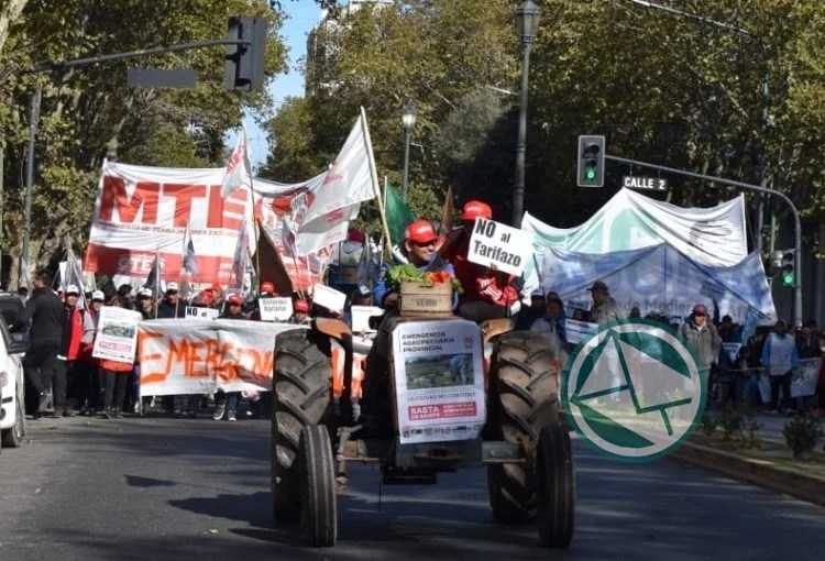 Productores rurales se amnisfestaron en la Legislatura provincial y el Palacio Municipal platense
