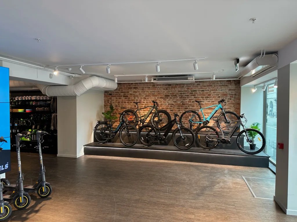 Inne i E-Wheels butik
