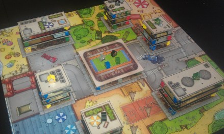 Todo parecía tranquilo en la soleada ciudad de Meeple City hasta que...