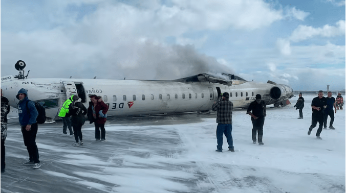 Impactante accidente aéreo en Toronto: avión de Delta Air Lines se vuelca durante aterrizaje