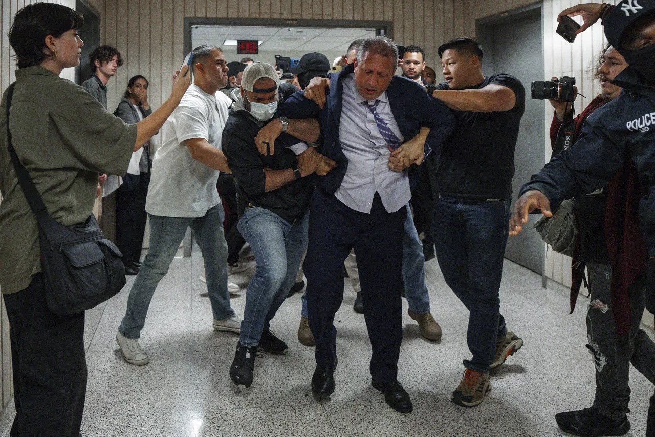 El contralor de Nueva York y candidato a corregidor es detenido por agentes de inmigración