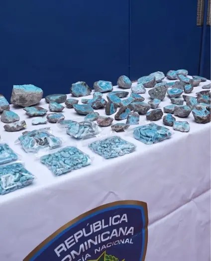 Despojado comerciante de piedras de larimar valoradas en RD$1.5 millones en la Zona Colonial