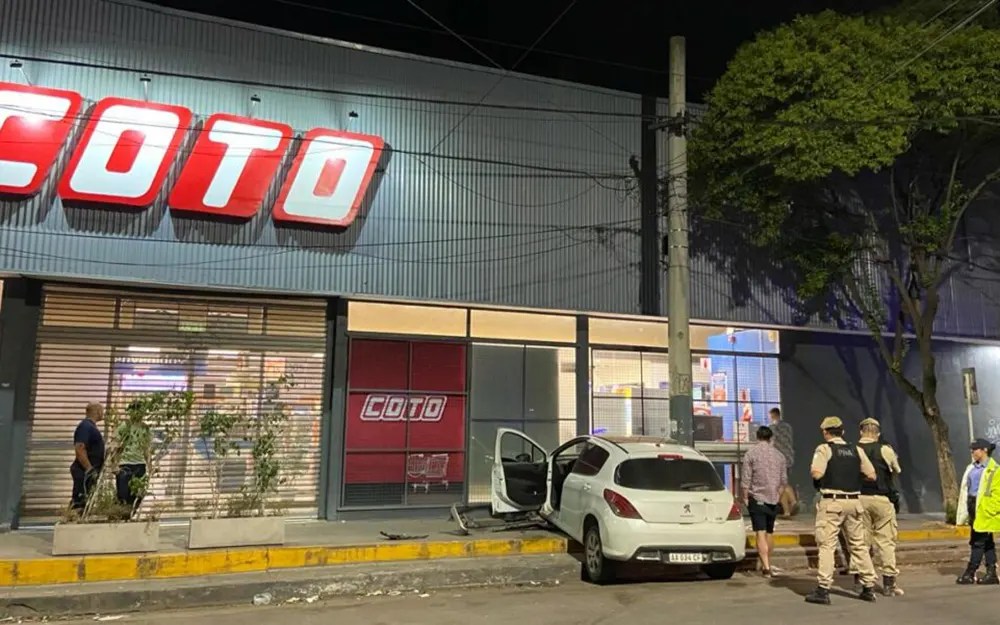 Peligro al volante: un auto se estampó contra la puerta del Coto de Escobar