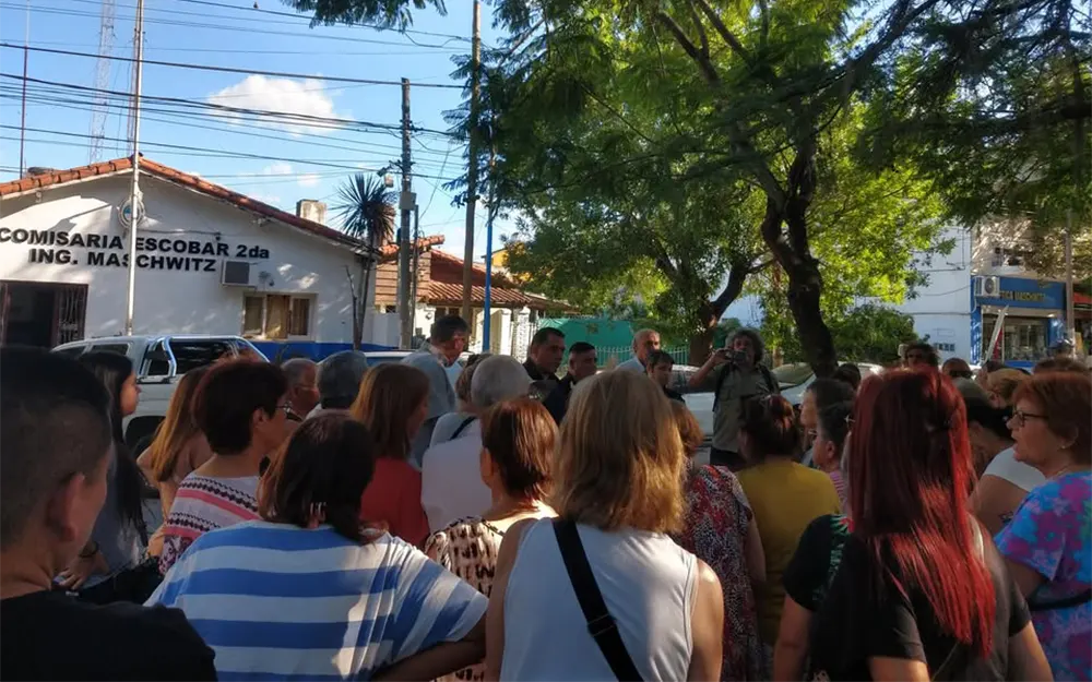 Protesta de vecinos frente a la comisaría de Maschwitz por la inseguridad