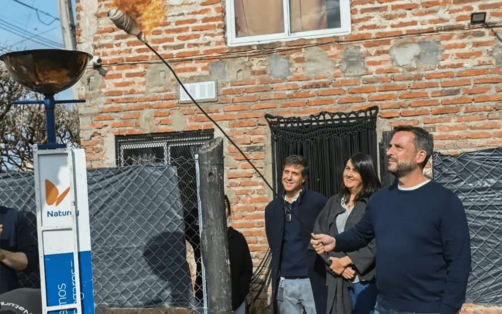 El intendente enciende la llama simbólica en la inauguración de la red de gas