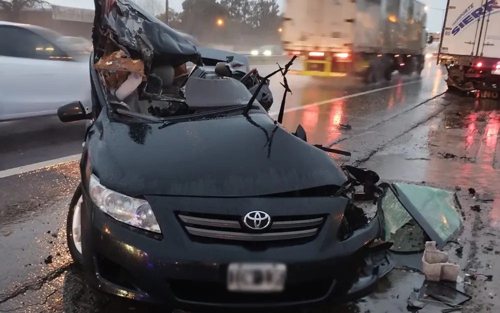 El auto de la víctima luego del impacto contra el camión de semirremolque.