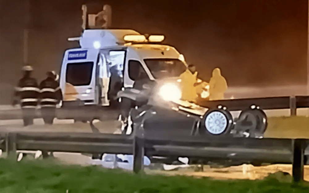 El Gol dado vuelta sobre el asfalto, tras ser chocado desde atrás por el BMW