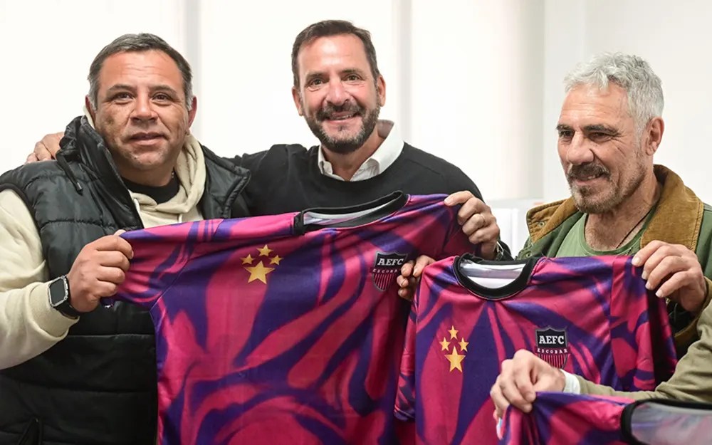 Ariel Sujarchuk con dirigentes de Atlético Escobar