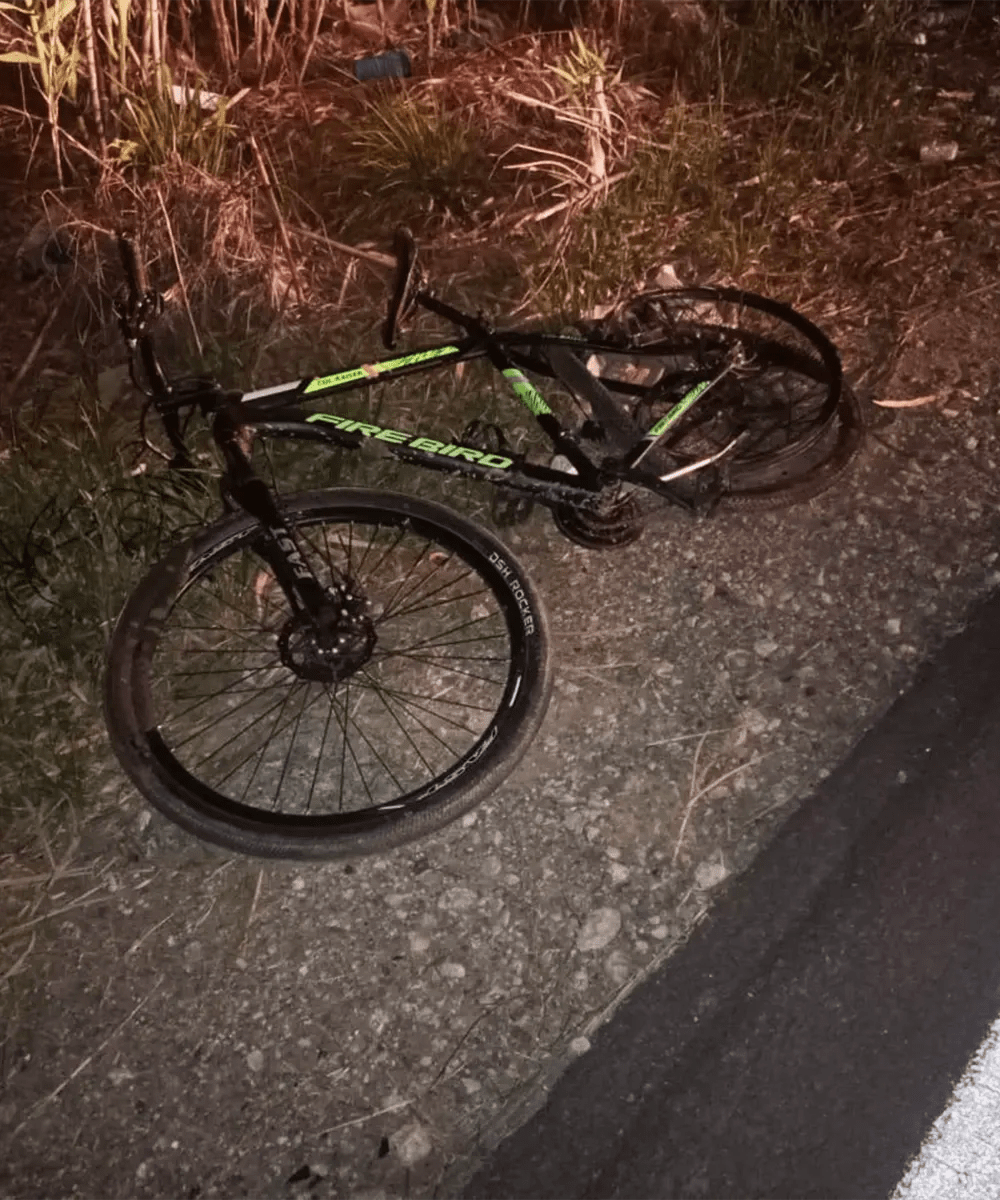 El ciclista iba em una bicicleta mountain marca Fire.