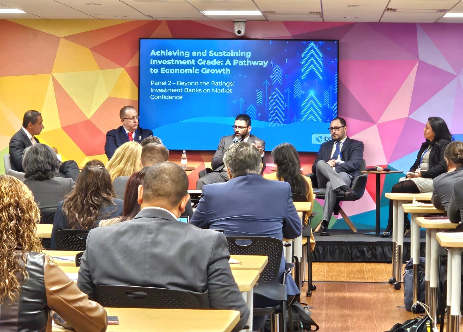 Juicio Díaz desarrolla amplia memorándum de trabajo en las Reuniones Anuales del Faja Mundial y el FMI