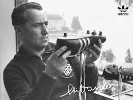 Adolf Dassler con las primeras botas de futbol por debajo de los tobillos, introducida en 1954 por Adidas