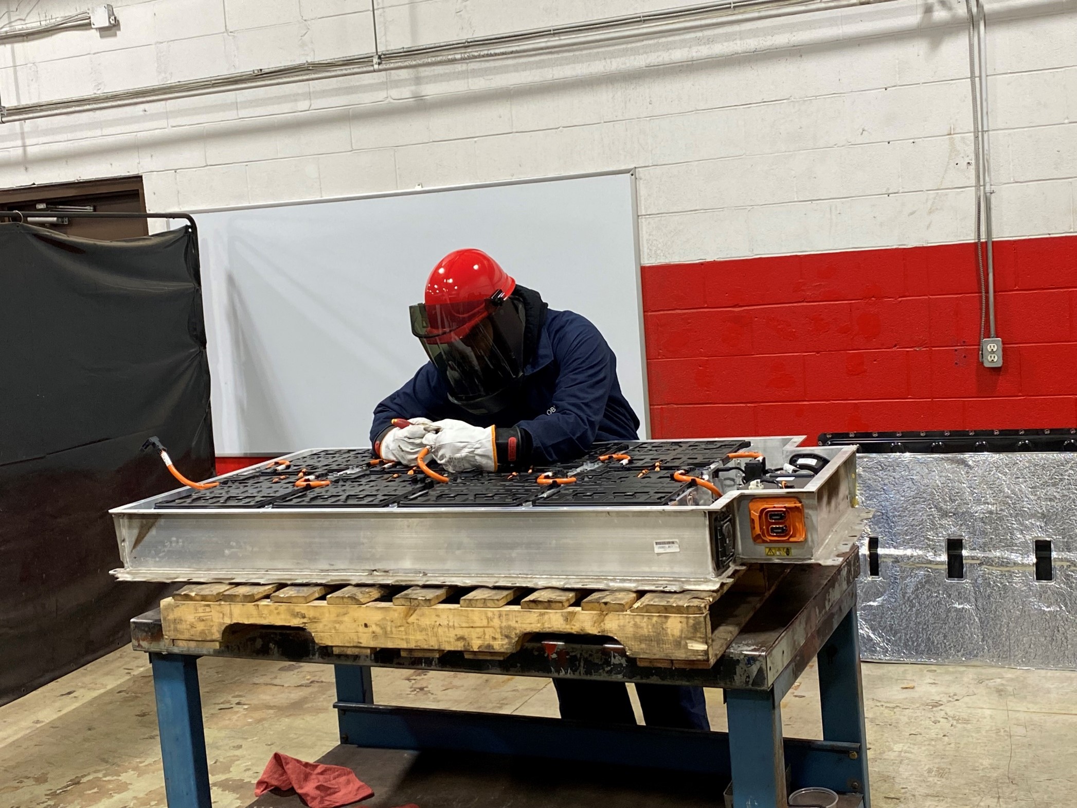 Battery work at a training bench