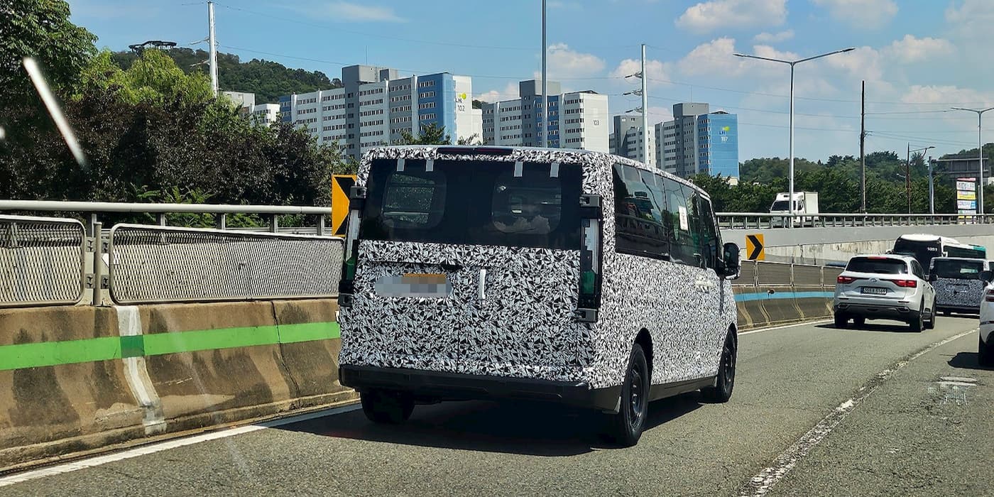 Kia se chystá na velkou premiéru: Větší elektrovanem PV7 již testují bez ochranného plášť