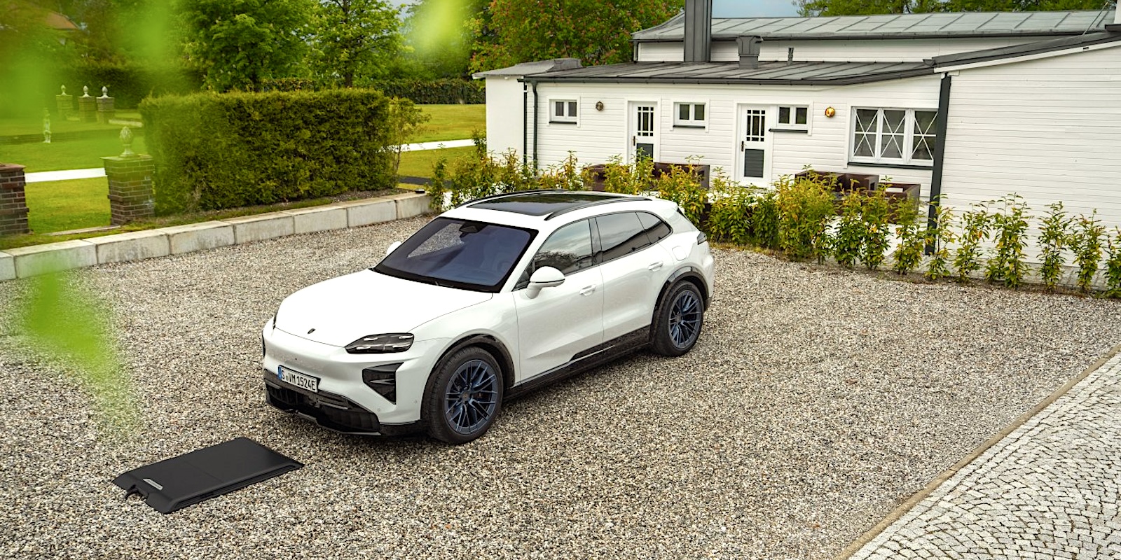 The Porsche Cayenne Electric is now available with inductive charging technology. The so-called 'Wireless Charging' system operates via a charging pad embedded in the vehicle floor and a base plate, with the charging current transmitted via a magnetic field.