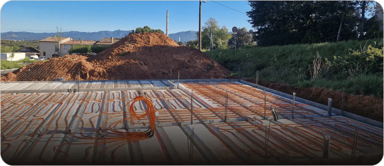 Dalle de chantier avec plancher chauffant en cours de pose