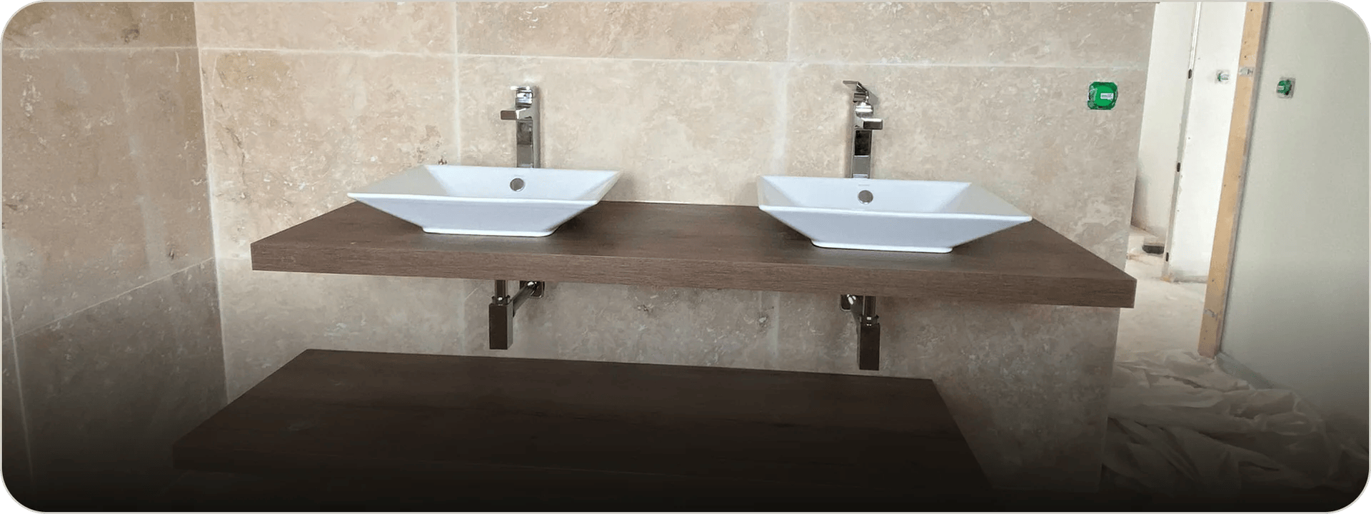 Double vasque suspendue dans une salle de bain rénovée