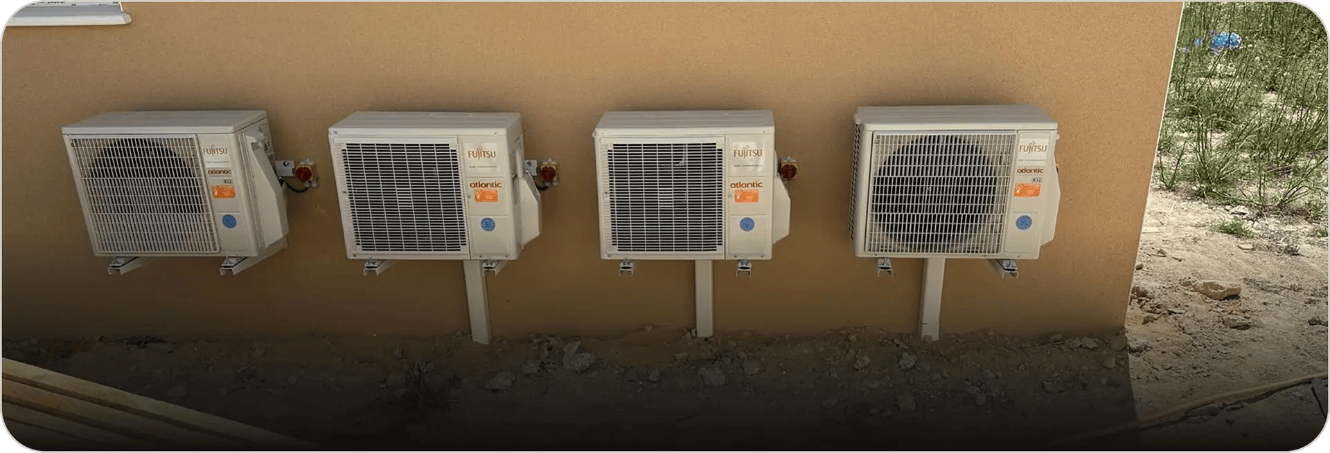 Unités extérieures de climatisation alignées sur une façade