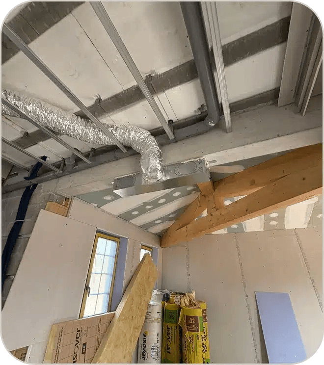 Gaine de ventilation installée sous charpente dans des combles