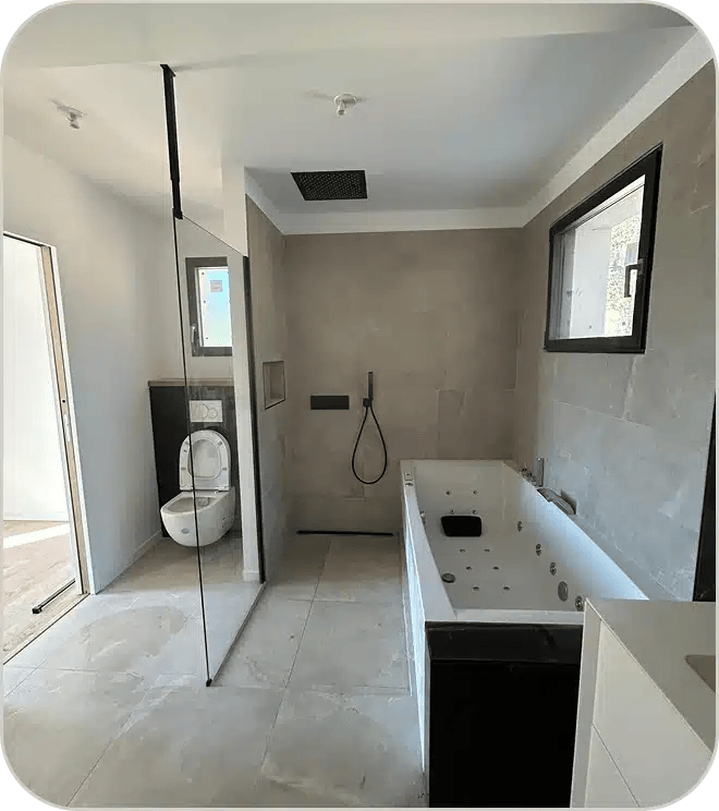 Salle de bain en cours de rénovation avec douche à l'italienne