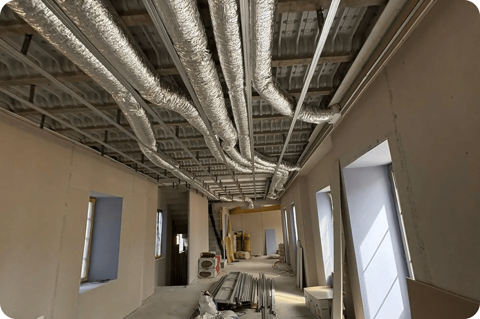 Réseau de gaines de climatisation gainable installé au plafond