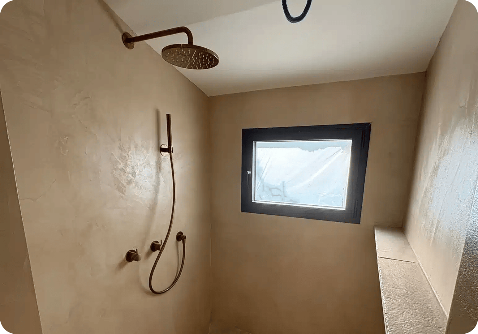 Douche à l'italienne équipée d'une colonne de douche