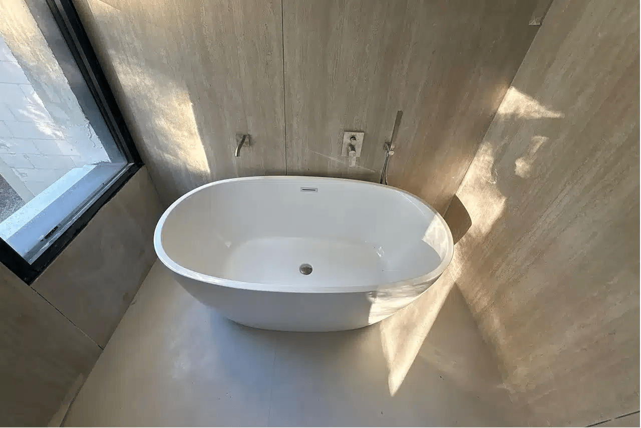 Baignoire îlot dans une salle de bain rénovée