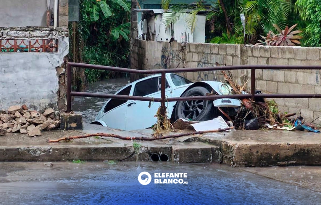 Lluvias inundan calles del sur de Tamaulipas, la corriente arrastró auto hasta un canal