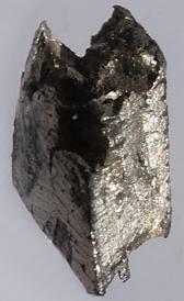 Es un metal actínido con apariencia gris plateada que . Plutonio - Propiedades del Plutonio