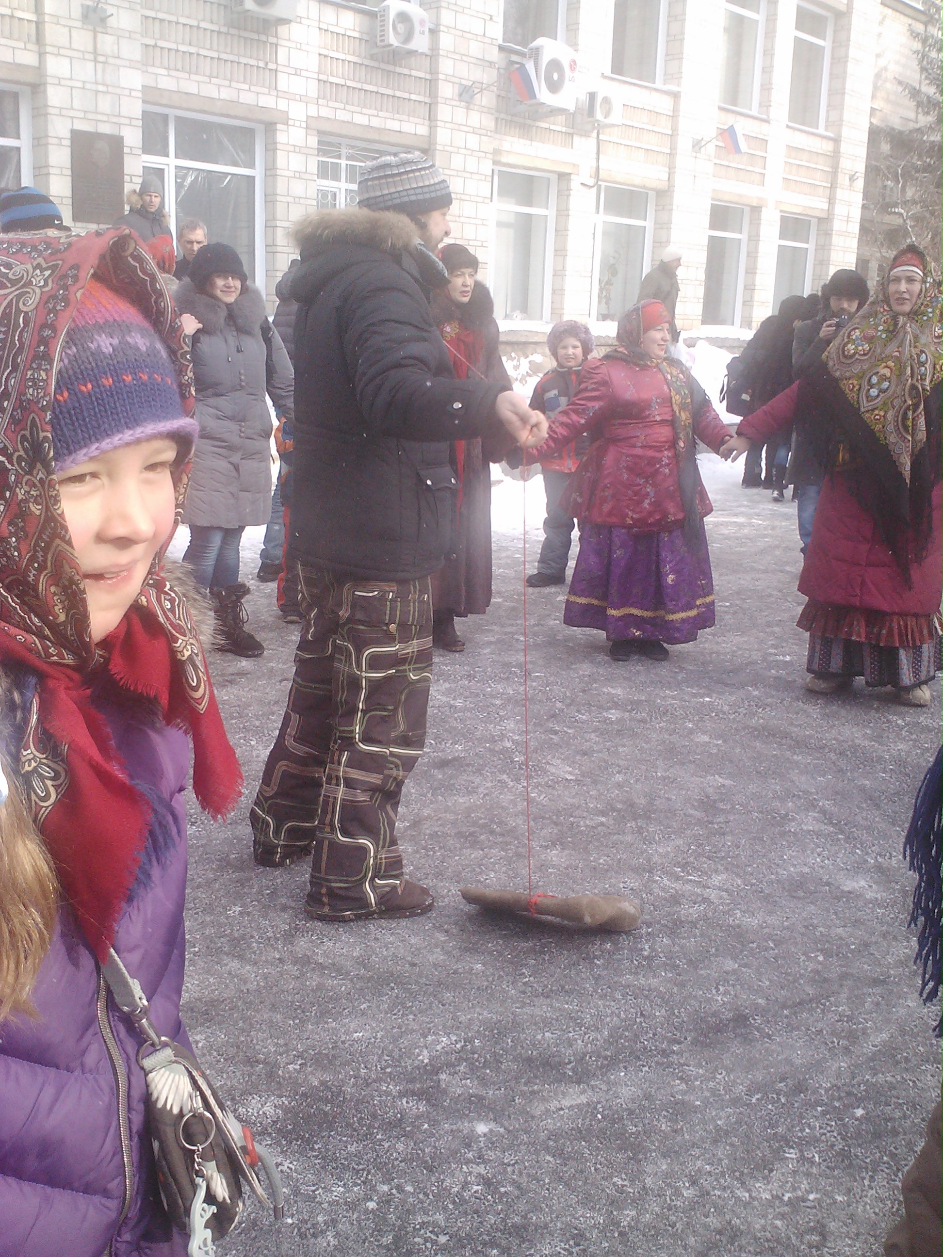 Jugar al reloj con el zapato típico ruso