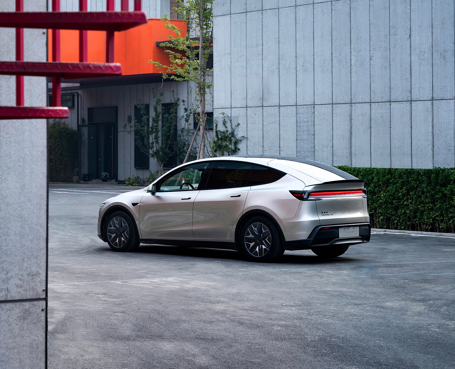 Tesla Model Y L Dominates China's Three-Row SUV Market: Outselling Nio ES8, Onvo L90, and Li Auto i8 (2026)