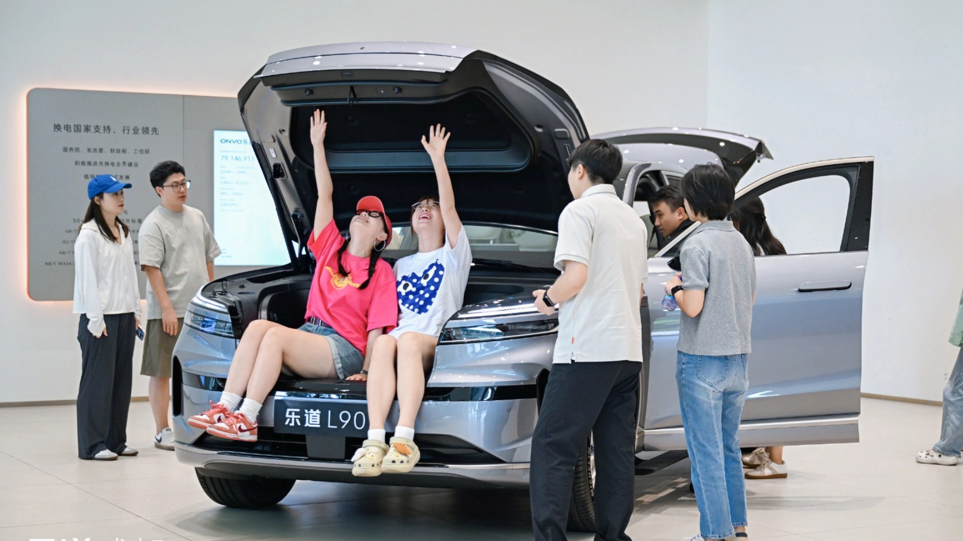 Nio's 2026 Strategy: Closing Showrooms, Expanding Onvo & Sky Stores | EV Market Update (2026)