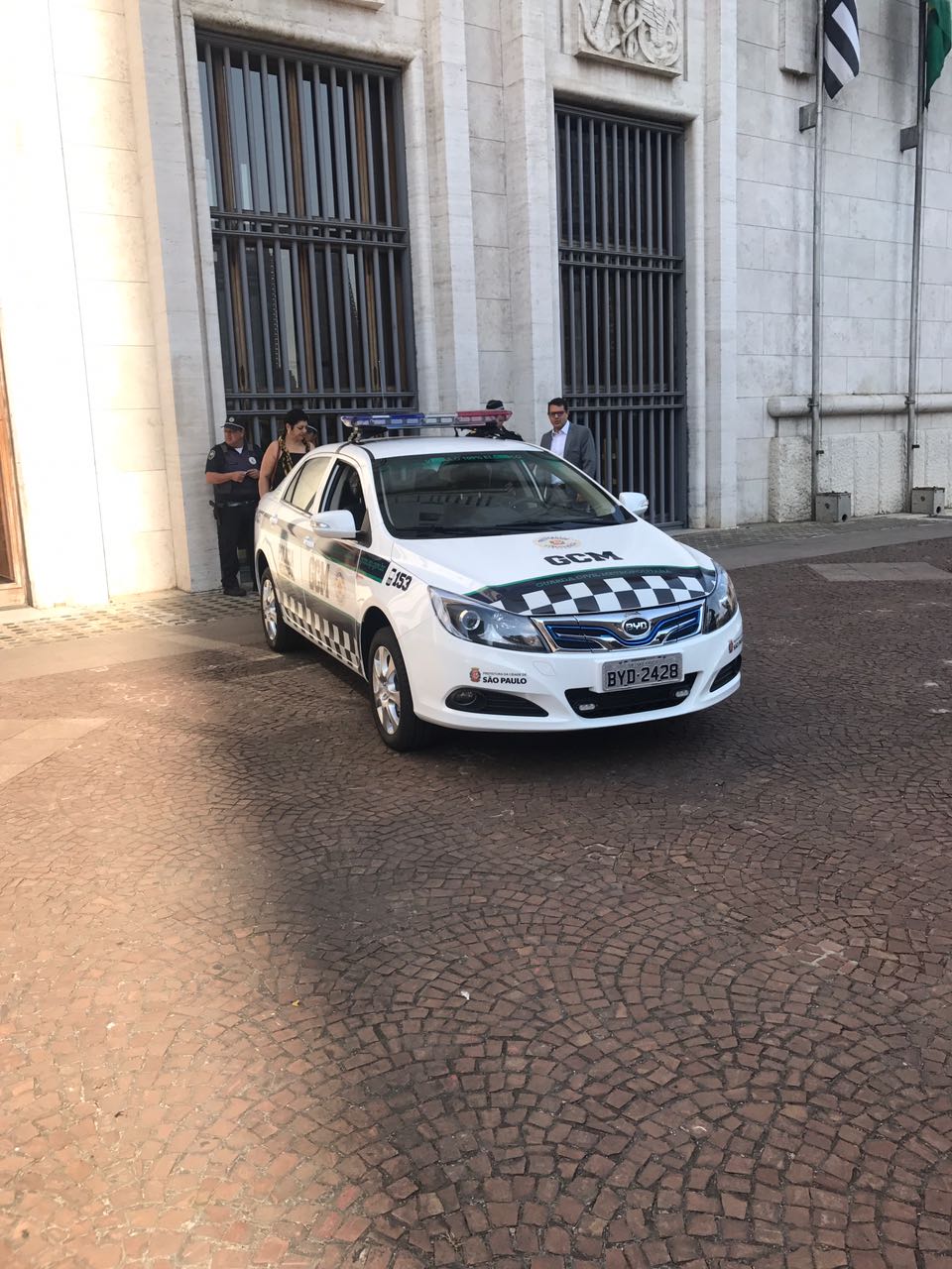 Sedan e5 com 300 Km de autonomia.