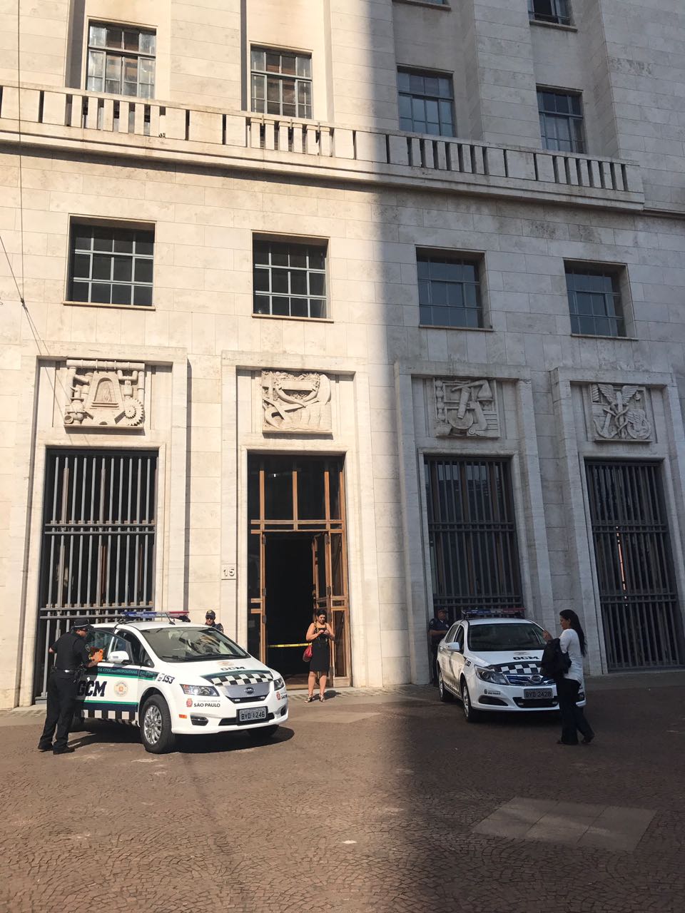 Modelos e6 e e5 em frente à prefeitura.