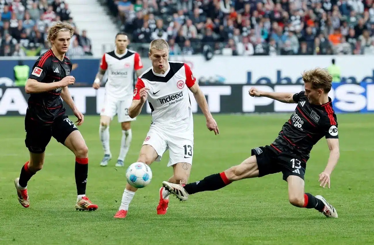 فرانكفورت يطالب بتطبيق تقنية الفار في كأس ألمانيا