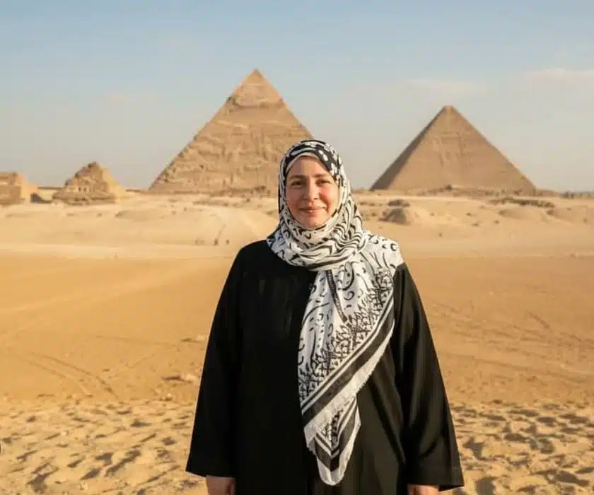 عبلة كامل بالأهرامات بالذكاء الاصطناعي