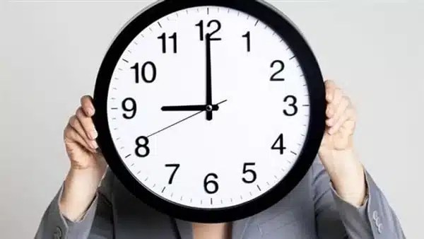 التوقيت الشتوي يبدأ مساء اليوم