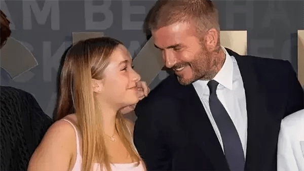 هاربر بيكهام تخطف الأضواء في أسبوع الموضة بباريس