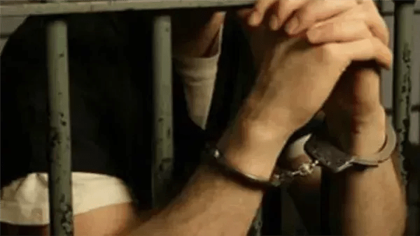 التحقيق مع متهم باعتداء على مهندس بسلاح أبيض