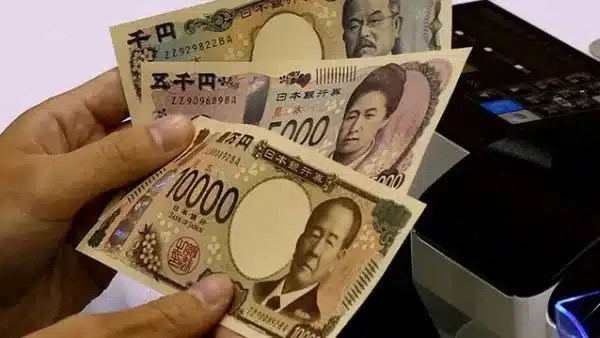 الين الياباني عند أدنى مستوى منذ فبراير وتفاؤل الإغلاق الأميركي