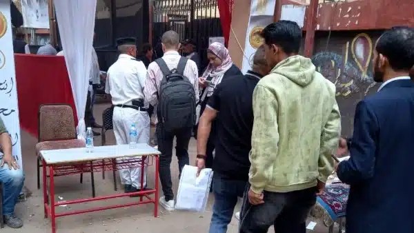توافد الناخبين إلى مدرسة بولاق الدكرور في اليوم الثاني للمرحلة الأولى