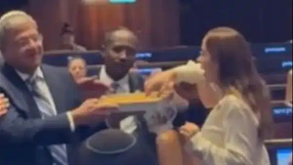 الكنيست يصدق على مشروع إعدام الأسرى وبن غفير يوزع الحلوى