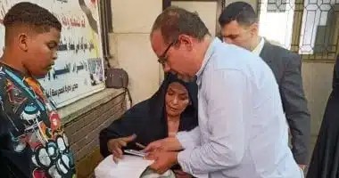 موقف إنساني لرئيس لجنة بسوهاج يساعد سيدة مريضة على التصويت